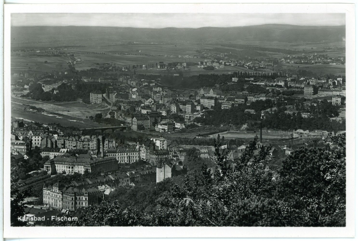 Dobová pohlednice z roku 1939: Rybáře (Fischern) s ulicí a zástavbou na karlovarském předměstí.
