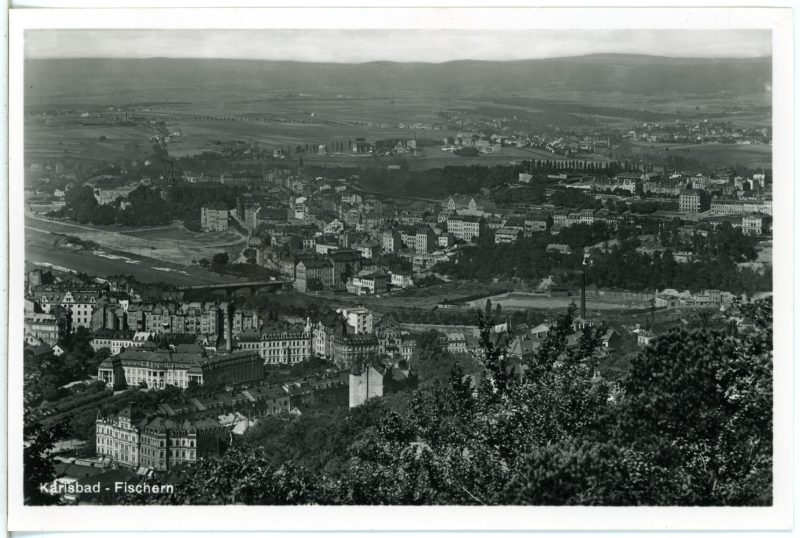Dobová pohlednice z roku 1939: Rybáře (Fischern) s ulicí a zástavbou na karlovarském předměstí.