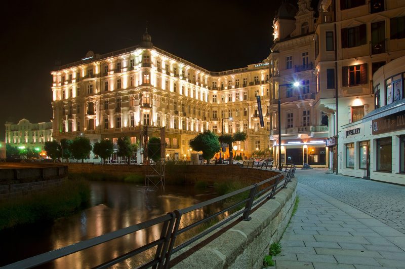 Grandhotel Pupp v Karlových Varech, sídlo hoteliérského rodu Puppů nad řekou Teplou.