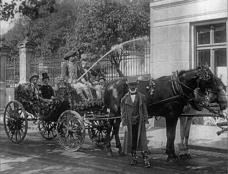 Karlovarští radní při obhlídce obcí vhodných pro připojení (1920)